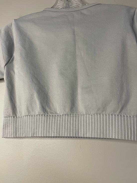 PrettyLittleThing Light Gray Cropped Sport Tee - Picture 3 of 5